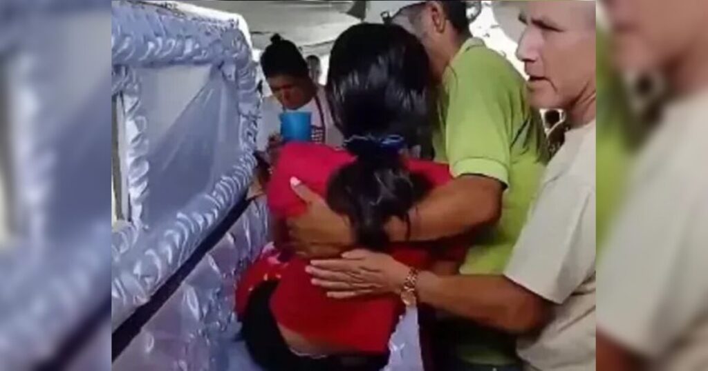 Após 8 horas em caixão, adolescente se mexe em velório
