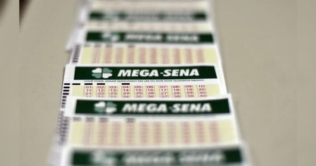 Várias apostas da Mega-Sena dispostas em fileira sobre uma superfície plana