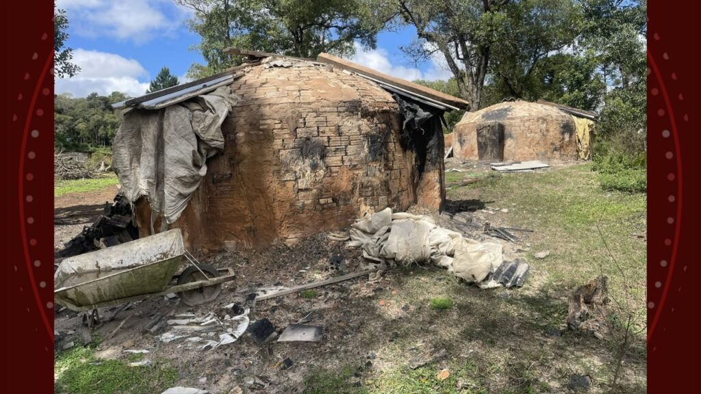 Construções de tijolos queimados em área rural com destroços espalhados