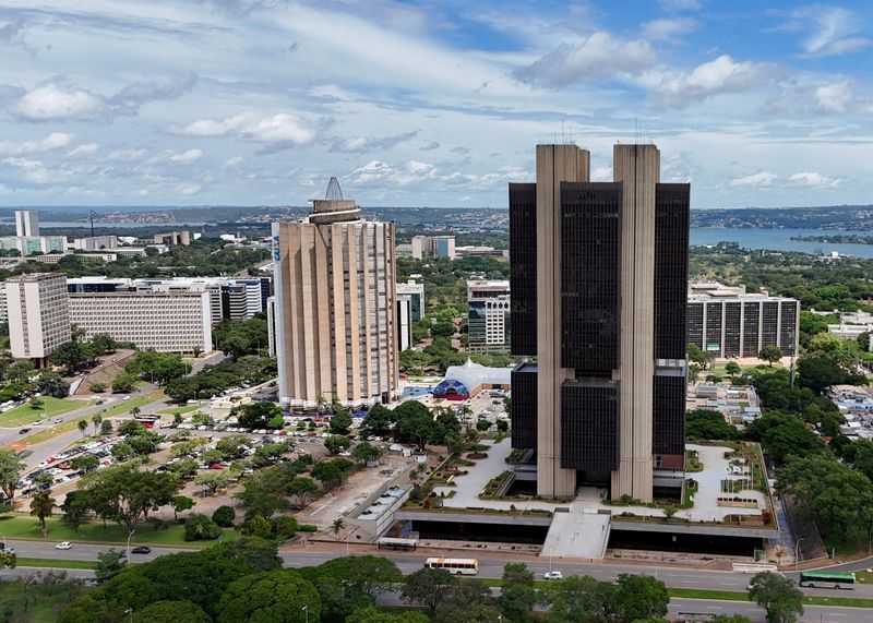 Um grupo de edifícios altos em uma área urbana com vegetação e trânsito ao redor