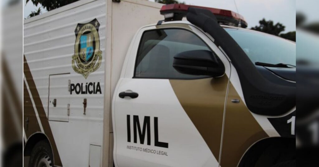 Veículo do Instituto Médico Legal e caminhão da Polícia Científica estacionados lado a lado