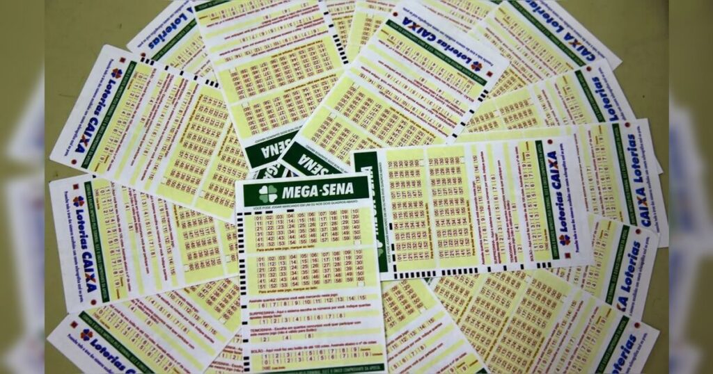 Vários volantes da Mega-Sena espalhados sobre uma superfície plana