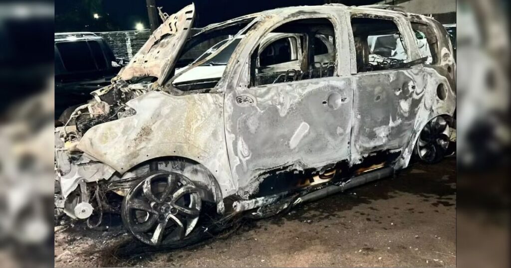 Carro usado em furto a casa é achado queimado no PR