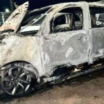 Carro usado em furto a casa é achado queimado no PR
