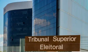 Um prédio moderno com um letreiro que diz Tribunal Superior Eleitoral