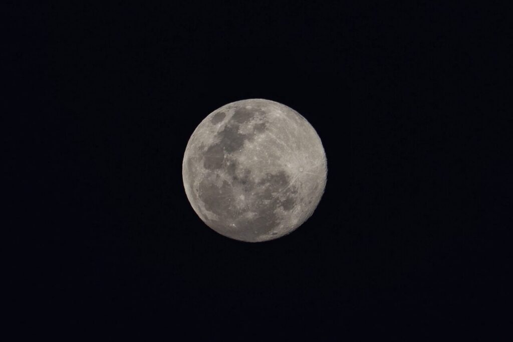 Lua cheia brilhando no céu noturno escuro