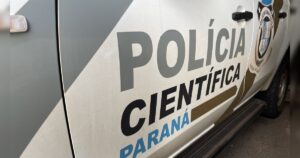 Veículo da Polícia Científica do Paraná estacionado em local de ocorrência