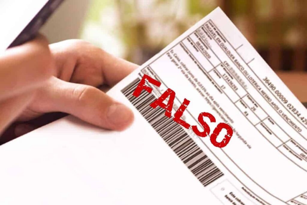 Uma mão segura um documento com o texto "FALSO" em vermelho sobre um boleto bancário