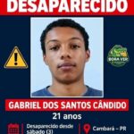 Um jovem de 21 anos com cabelo encaracolado e camiseta escura em imagem de alerta de desaparecimento