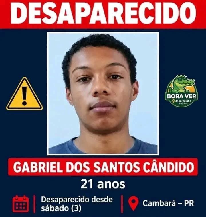 Um jovem de 21 anos com cabelo encaracolado e camiseta escura em imagem de alerta de desaparecimento