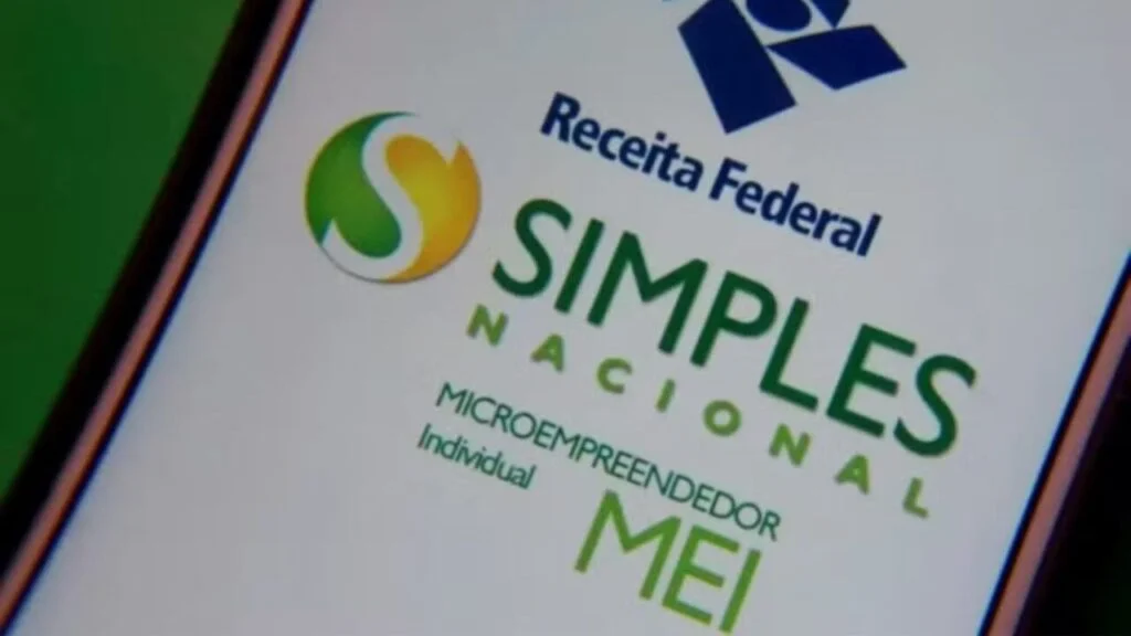 Um celular exibe a tela do aplicativo Simplificado da Receita Federal com o programa MEI