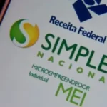 Um celular exibe a tela do aplicativo Simples Nacional com o logo da Receita Federal e o nome MEI