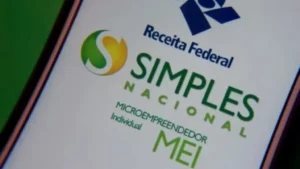 Um celular exibe a tela do aplicativo Simples Nacional com o logo da Receita Federal e o nome MEI