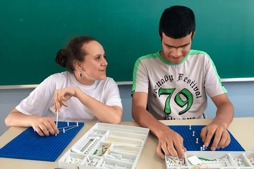 Paraná distribui 120 kits para alunos cegos