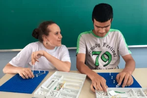 Paraná distribui 120 kits para alunos cegos