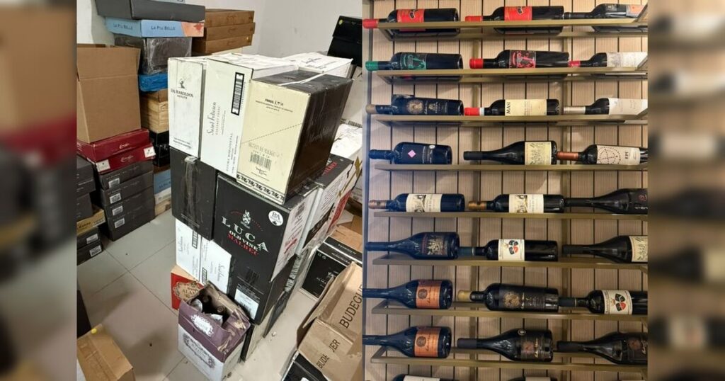 Caixas empilhadas e garrafas de vinho em prateleiras em um local interno