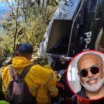 Um grupo de pessoas examina destroços de aeronave em área montanhosa com vegetação densa