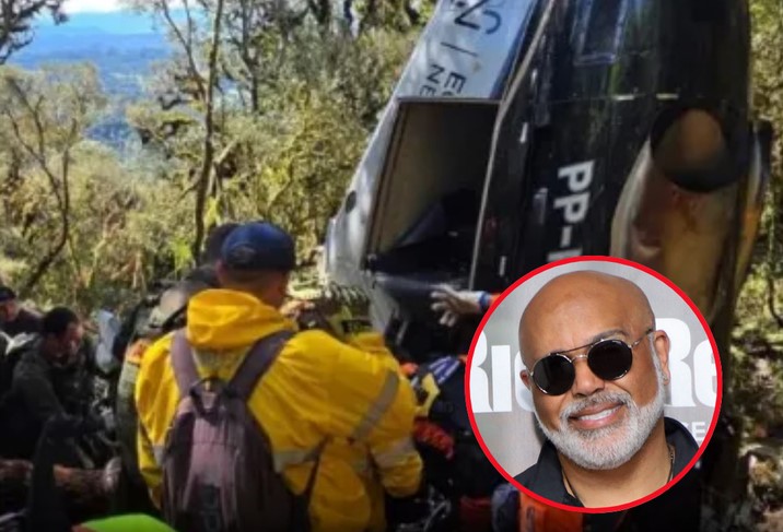 Um grupo de pessoas examina destroços de aeronave em área montanhosa com vegetação densa