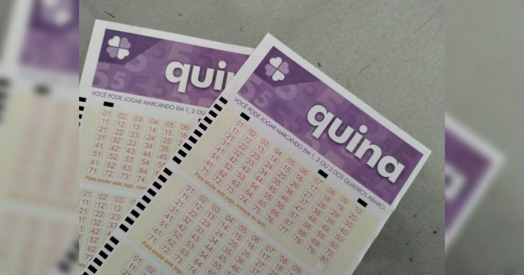 Dois volantes da loteria Quina com números marcados em uma superfície plana