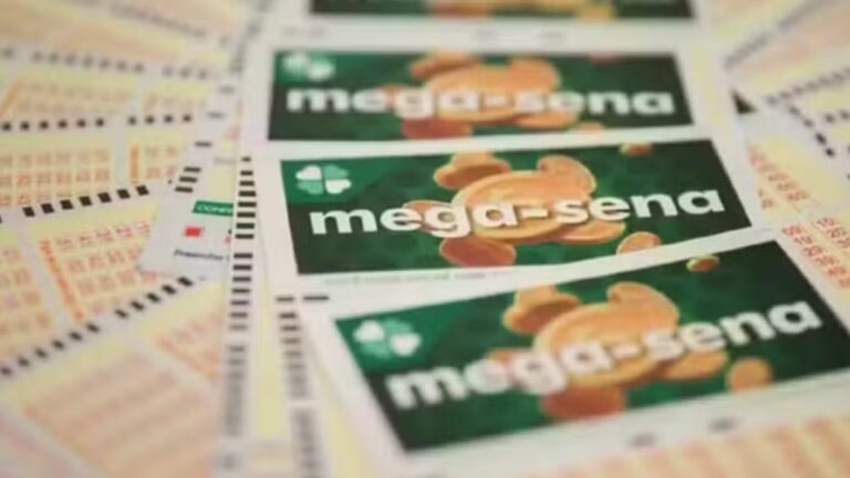 Vários volantes da Mega-Sena espalhados sobre uma superfície com destaque para o nome do jogo em alguns deles